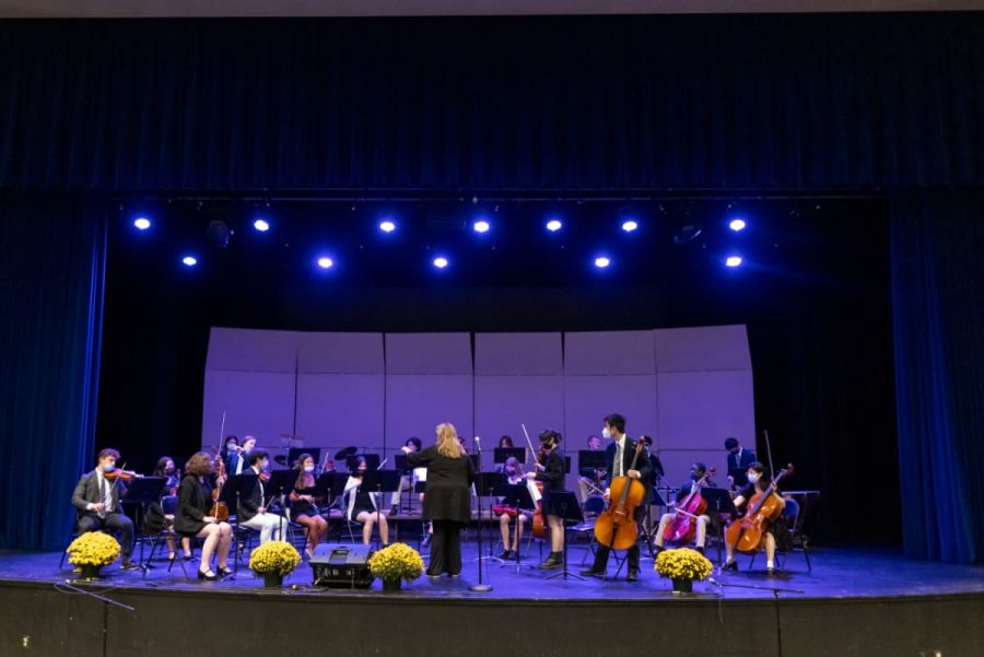 Senior Master of the Arts Margaret Neiswender leads Hills orchestra during the Parents Weekend Concert. Photo Courtesy of Hill Snapshots. 