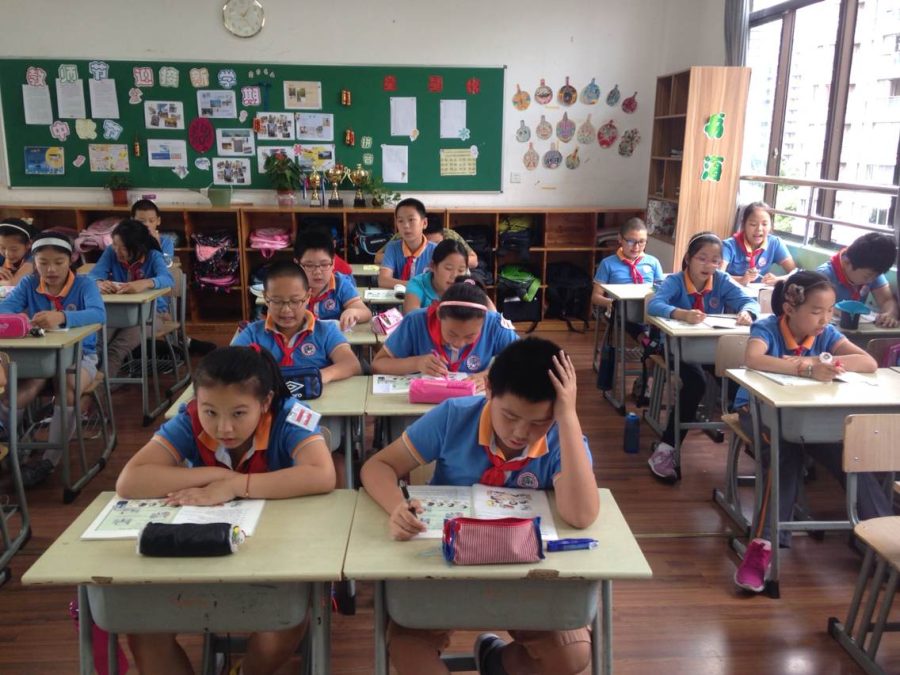 This is a classroom at Jincai Elementary Primary School in Shanghai. Students are required to wear
uniforms and a red ribbon which was a symbol of The Young Pioneers of China.