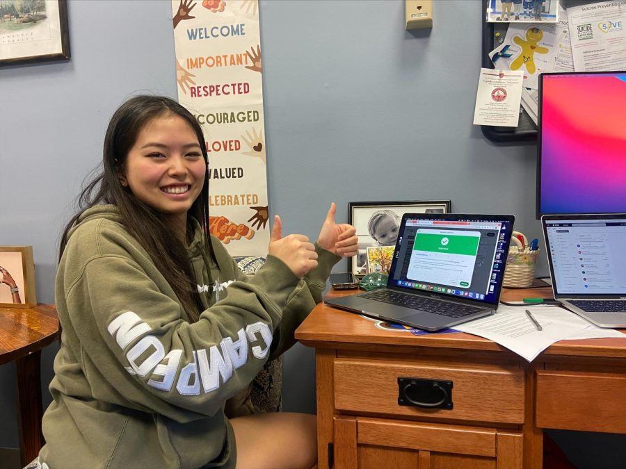 Feir Zhou ’23 submits her college application.
